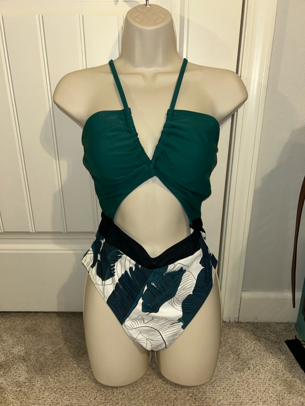 NWT Cupshe Green Cutout One-Piece Swimsuit with Leaf Print Sz M